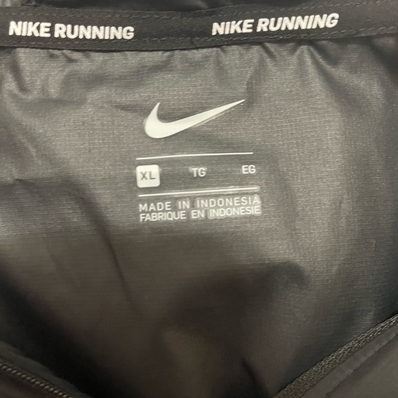 Nike Windbreaker Women’s XL Purple/White/Black - Picture 3 of 3